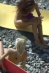 गर्म परी seduces एक युवा Lesbo ब्राउन बाल पर के समुद्र तट