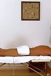 Aziatische Brunette haar Miyuki zoon is doen Een Geweldig massage naar haar klanten ramrod