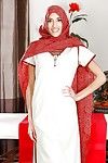 latina Babe Chloe Amour posando no sari e branco cuties