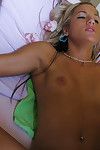 giovanile Babe Kara Novack ottiene un sperma fontana su Il suo faccia dopo il massaggio