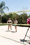 Jelena Jensen & Siri profitez de leur jour dans l' Soleil posant au l' volley-ball court!