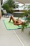 뜨거운 섹시한중년여성 꽃 투치 을 얻 그 완벽한 라운드 엉덩이 두드리고 에 이 수영장