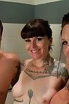 tatouage confidential: ts Morgan Bailey domine dans Un threesome!