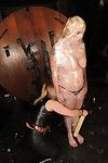 mumifizierte slave Mädchen karinas weiblich auf weiblich Frischhaltefolie Bondage und Domination in restrai