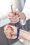 Sumisa paciente Permite su Caliente Rubia Médico toque su Coño