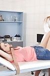 Devot Patienten Können Ihr hot Blonde Arzt touch Ihr pussy