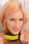 mesh Opslag gekleed Blond Bdsm Fetish model Mira Zonsondergang pissende in Bad