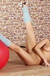 裸 演習 と - ない 示 a fitball