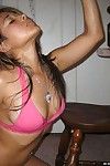 Attraktive latina Playgirl zeigt aus Ihr eingeschnürt sexy Körper