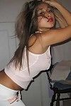 Attraente latina playgirl mostra off Il suo ristretto sexy corpo