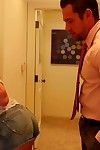 Allie जेम्स Seducing एक आदमी के साथ उसके गर्म पैंट