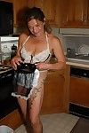Experiente Loira senhora Ivee mostrando fora cadeia adornado bunda no cozinha