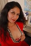 hot Oma Carmen zeigt aus Ihr Verführerisch Nackt Form und puss