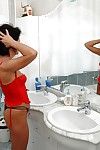 Seducente scuro capelli Nonna Erotico danza off Il suo underware e l'assunzione di un doccia