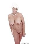 Бабушка порнозвезда Карен Лето моделирование полностью одет перед Эротические Танцы Голые