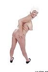 Бабушка порнозвезда Карен Лето моделирование полностью одет перед Эротические Танцы Голые
