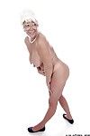 नानी पॉर्न स्टार करेन गर्मियों में मॉडलिंग पूरी तरह से कपड़े पहने इससे पहले कामुक नृत्य नग्न