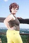 Travieso La abuela el descubrimiento de su grasos Cuerpo Con bendy parachoques al aire libre