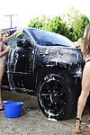 चिपचिपा महिलाओं बनाने कुछ सेक्सी कार कपड़े धोने की कार्रवाई समाप्त ऊपर के साथ एक विलोम गुट