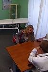 Blond krijgt dizzy in artsen office en Eindigt tot gegraven