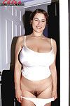 breasty milf Chloe Vevrier rivelando Peloso figa e sexy nudi