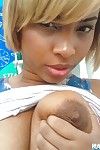 สวยงาม ใหญ่ สีดำ titties ออกจากโรงพยาบาล ใน Selfie ปิด ด้วย