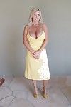 Reifen Blonde Frau Mit riesige Milch Shakes zeigt aus Ihr Wunderschöne Körper outdoor