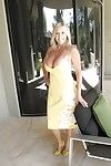 Reifen Blonde Frau Mit riesige Milch Shakes zeigt aus Ihr Wunderschöne Körper outdoor