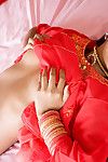 Desi Prinzessin blinkt Ihr sexy ebon Brötchen in Schön sari