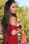Attrayant gros seins indian, Priya rai, pose à l'extérieur dans Son Serré rouge dress. Elle S ces Un coquine Jolie Elle Juste a pour se dévêtir en bas pour aucun révélant Son Incroyable Corps pour all.