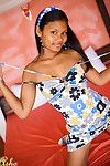 Indische cutie Asha Kumara Posen in ein charmant Freundin Kostüm