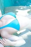irie saaya Cinese mostra hawt corpo in Blu Bagno costume in il piscina