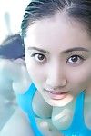 入江 纱绫 中国 表示 轴 身体 在 蓝色 浴缸 服装 在 的 游泳池