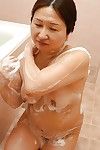 Chubby Asiatique mature Avec Saggy zeppelins Miyoko nagase délices Salle de bain
