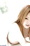 Prachtig Aziatische Pop Ria Sakurai het blootleggen van haar Sierlijke lichaam outdoor