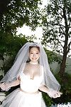Big busted Asiatische Braut Ai Sayama Strippen aus Ihr Kleidung