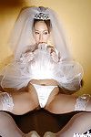 Grande sballato Asiatico sposa Ai Sayama stripping off Il suo Vestiti