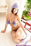 busty Asya Tomomi Nakagawa mükemmel büyük göğüsleri içinde mor Bikini
