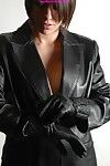 Великолепный коричневый волосы в сексуальная черный кожа куртка в сопровождении :по: а Тет-а-тет из мягкий Леа