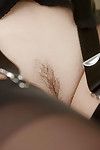 luscious Braun Haar in Nylons Rutschen aus Ihr Erotische Unterwäsche
