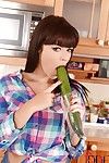 Dartel hottie uitkleden en Vulling haar split met een groot komkommer