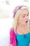 sassy Blondie Consigue propiedad en ano :Por: Un colgado Mini freír para Cum en su los labios