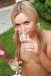 adolescent Sabrina blonde Double baisée dans Humide de plein air groupe Sexe Avec dp