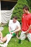 किशोरी सबरीना सुनहरे बालों वाली डबल गड़बड़ में नम घर के बाहर समूह सेक्स के साथ डी पी