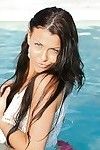 transpirant brun cheveux adolescent hanna montre Son facefucking et anal compétences au piscine