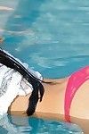 Zweten Bruin haar tiener Hanna laat haar Facefucking en anaal vaardigheden in zwembad