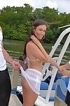 Mierda Pegajosa Bikini Adolescente cavado hasta su apple fondos de en Un Barco