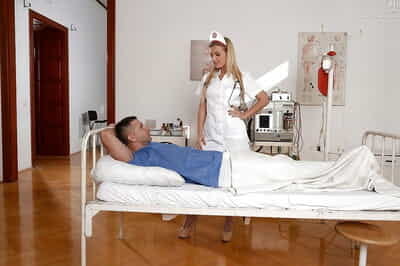 Europeu enfermeira jemma Dia dos namorados dando um doente Wang um galo Acariciando
