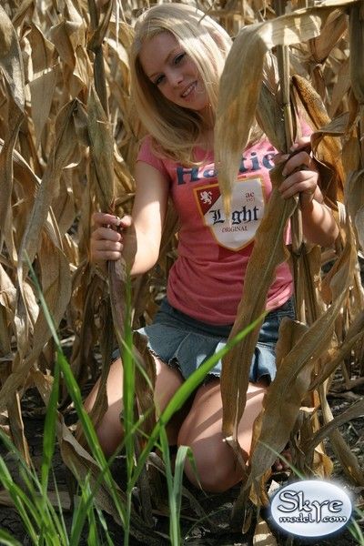 Blonde amateur teen tease dimming in corn field