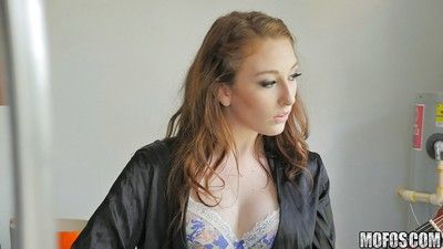 teen rocker Lilith Adams di nascosto Girato portando off chitarra e si masturba